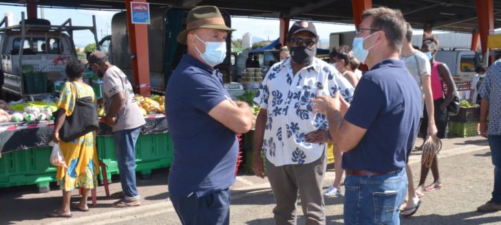 Adolphe Digoué, membre du gouvernement, Gérard Pasco, président de la Chambre d&#039;agriculture et de la pêche et son directeur, Yannick Couete, ont parcouru les stands du marché Broussard de Ducos le samedi 9 octobre.